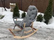 Крісло-гойдалка для саду Woody з ротанговою вставкою Натуральний/Сірий, колір подушки темно-сірий (натуральне дерево/лоза/ротанг)