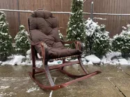 Крісло-гойдалка для саду Woody з ротанговою вставкою Коричневий, колір подушки коричневий (натуральне дерево/лоза/ротанг)