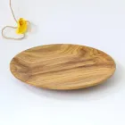 Дерев’яна неглибока тарілка ручної роботи з дуба Golden Lights D22 см для подачі закусок і основних страв