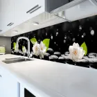 Вініловий кухонний фартух Білі квіти на каменях (наклейка для кухні ПВХ плівка скіналі) Чорний 650*2500 мм