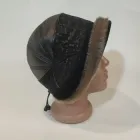 Шкіряний жіночий капелюх з полями чорного кольору. мушля