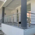 Алюмінієві перила для балконів та терас квадратні з горизонтальними леєрами срібло