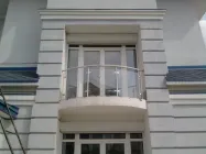 Перила з нержавіючої сталі на балкон і терасу круглі зі склом між стійками