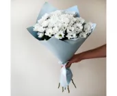 Букет із 7 білих хризантем з оформленням.
