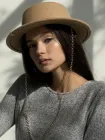 Капелюх фетровий канотьє з золотим ланцюгом D.Hats бежевого кольору