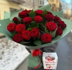 Букет з 21 червоної троянди з оформленням та цукерки Рафаелло.