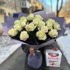 Букет з 19 білих троянд з оформленням та цукерки Рафаелло.