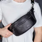 Бананка з натуральної гладкої шкіри 14х25х10 / поясна сумка для чоловіка, чорна