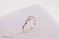 Жіноче кільце з червоного золота з трьома каменями 21.5 K-0076