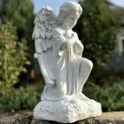 Фігура Янгол на камені, схрестивши руки на грудях білий (50х24х24 см), скульптура ангела на могилу