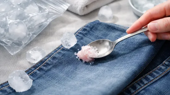 Як вивести жуйку з одягу в домашніх умовах: прості та дієві методи