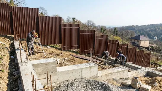 Як встановити паркан на ділянці зі схилом