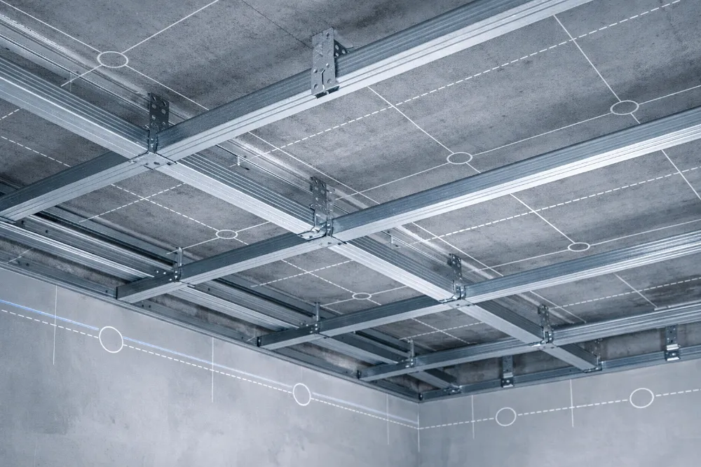 Каркас під гіпсокартонну стелю на етапі монтажу Металевий каркас під гіпсокартонну стелю з профілів і підвісів під час монтажу