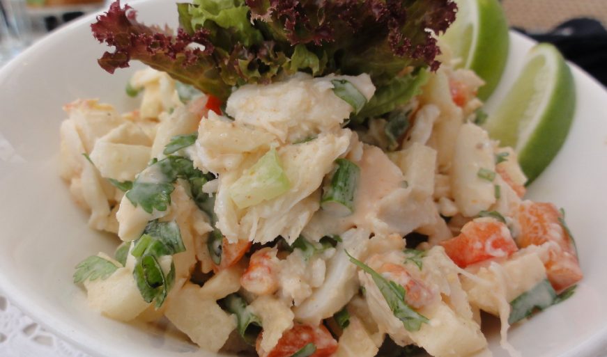 Крабовый салат: классический рецепт (с кукурузой, рисом, крабовыми палочками и огурцом)