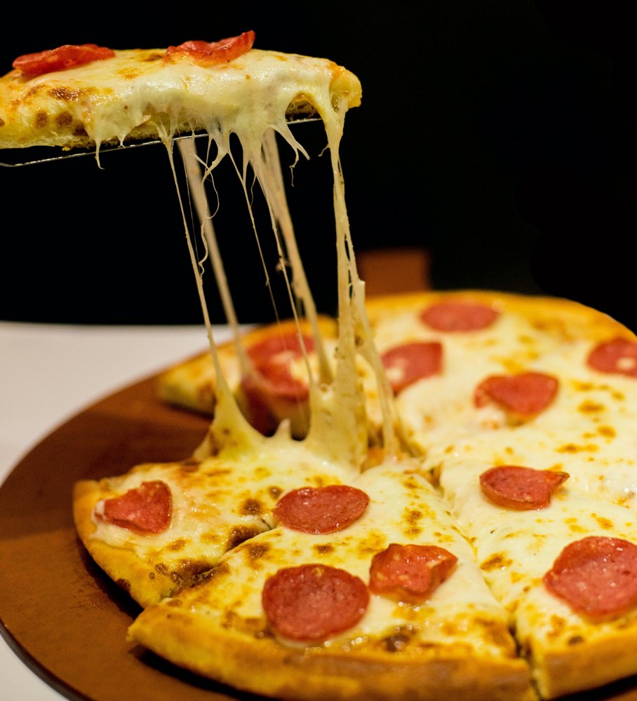 пицца с сыром и колбасой
