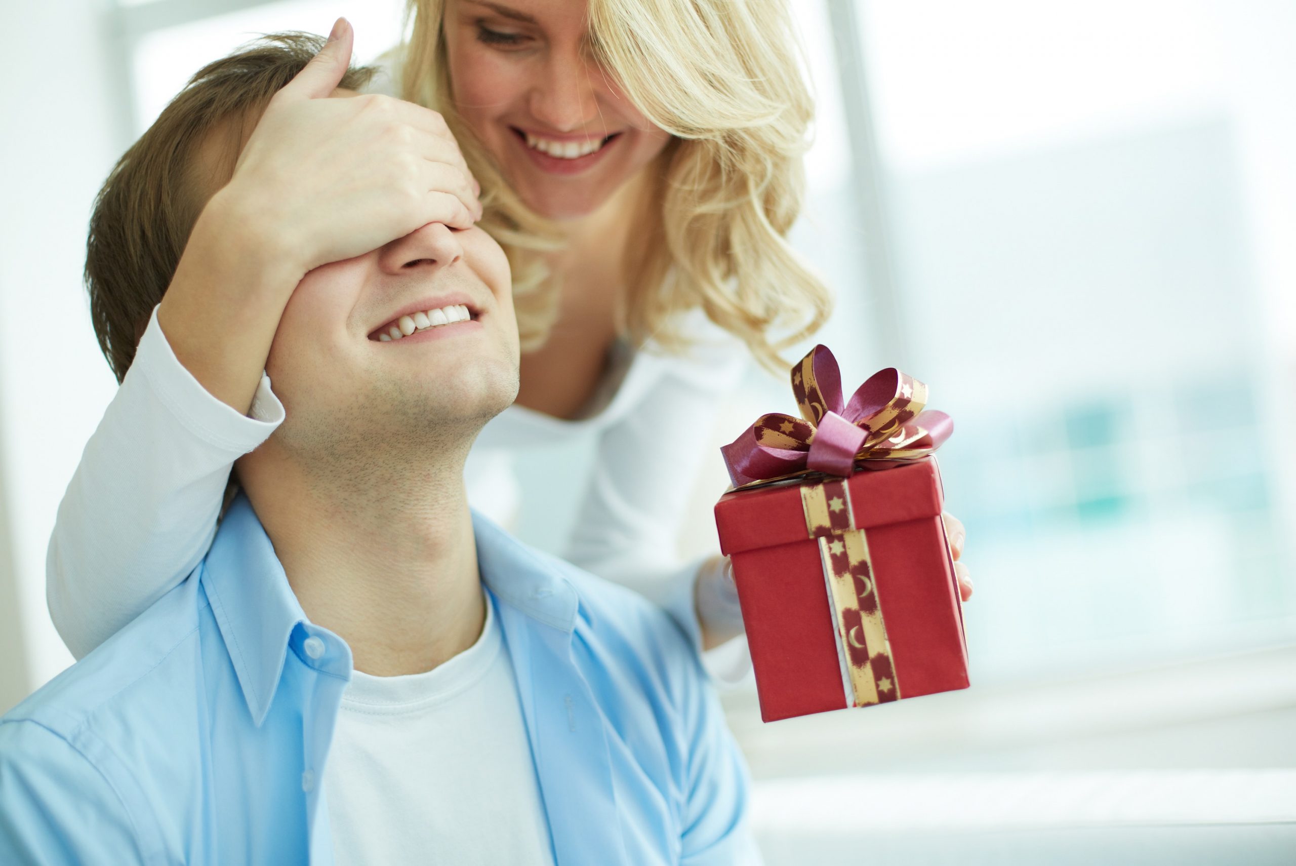 Что можно подарить парню на год отношений: универсальные и оригинальные подарки